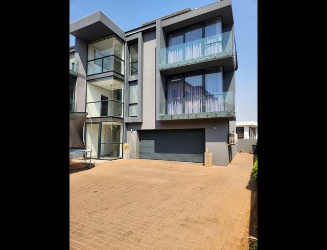 4 BEDROOM HOUSE FOR SALE IN RASLOUW